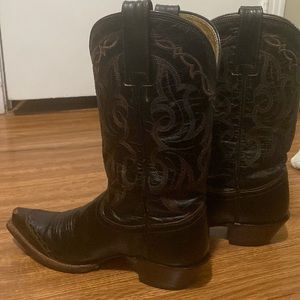 Size 6 Med. Dark brown cow girl boots